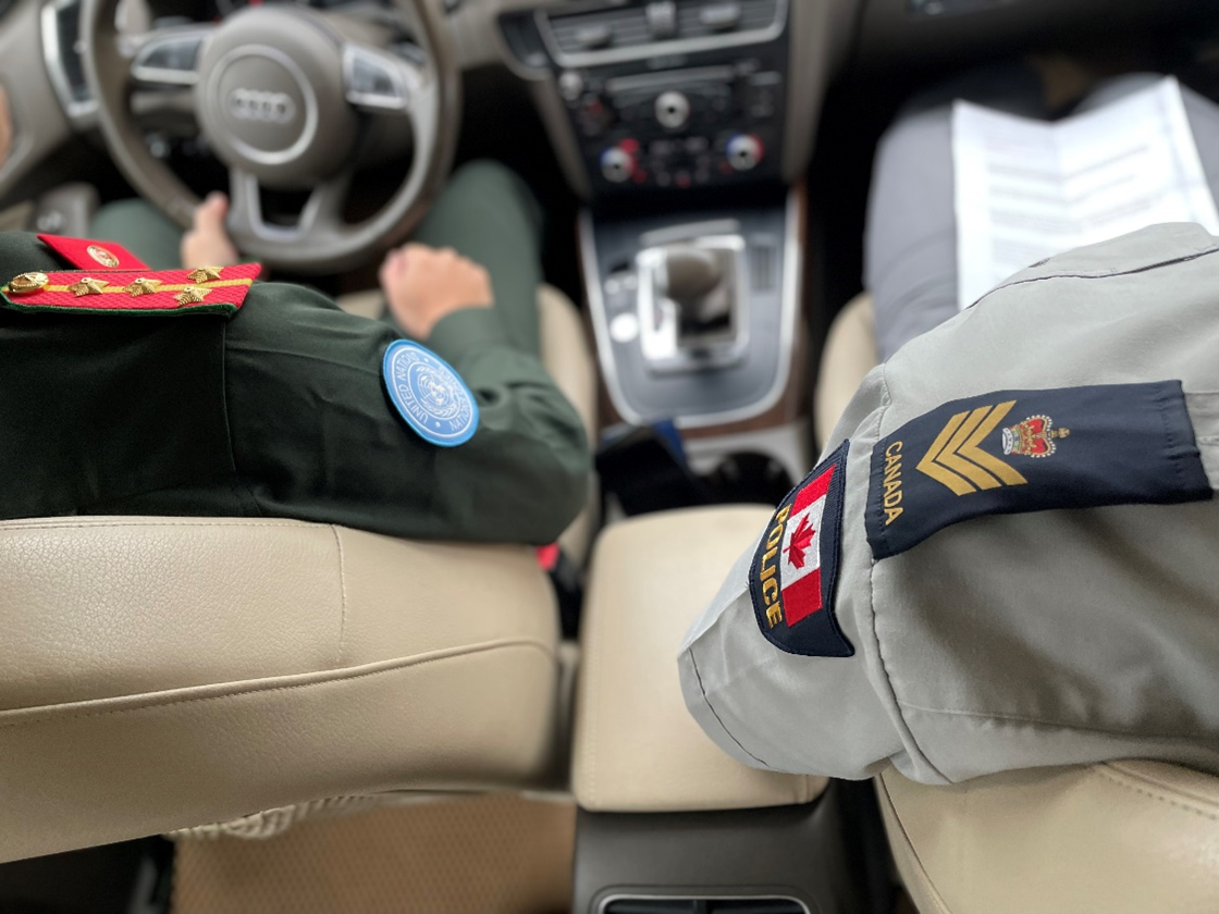 Un policier canadien dans une voiture lors d'une mission de formation de l'Institut des Nations Unies pour la formation et la recherche (UNITAR).