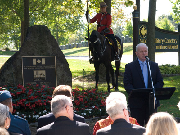 L'honorable Gordon O'Connor, ministre d'État et whip en chef du gouvernement, assiste au service commémoratif de l'attentat du 11 septembre au Cimetière national de Beechwood le 11 septembre 2011 à Ottawa.