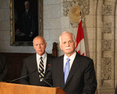 L'honorable Vic Toews et l'honorable sénateur Jean-Guy Dagenais